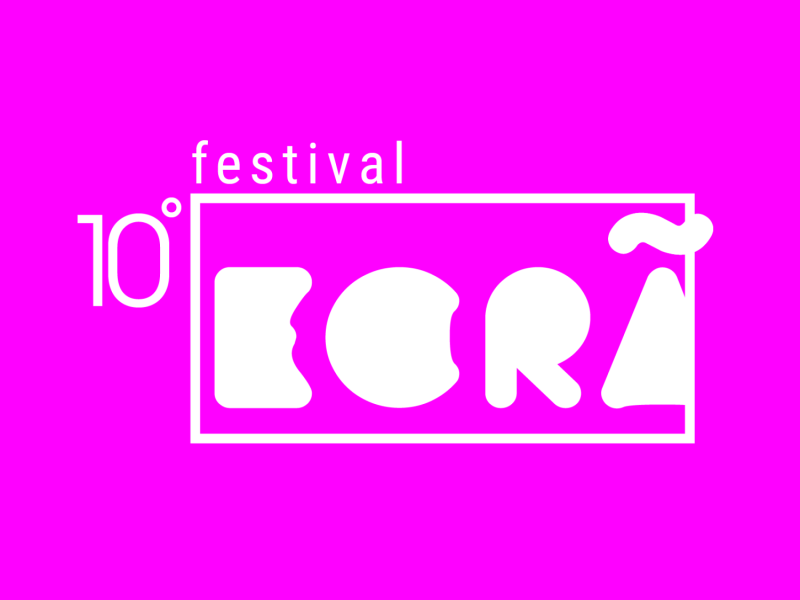 Arte gráfica do “10º Festival Ecrã”. Sobre fundo em degradê rosa e magenta, o nome “Ecrã” aparece em letras brancas estilizadas dentro de uma moldura retangular. Acima, lê-se a palavra “festival”, e à esquerda, o número “10º”, indicando a décima edição do evento. A composição tem visual moderno, minimalista e vibrante.