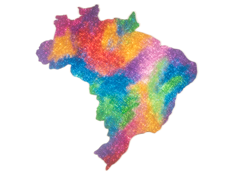 Ilustração do mapa do Brasil preenchido por cores vibrantes em degradê, como rosa, azul, verde, amarelo, laranja e roxo. A superfície tem textura brilhante, semelhante a glitter ou purpurina, criando efeito luminoso e festivo. O fundo é cinza-claro e liso, destacando o contorno colorido do país no centro da imagem.