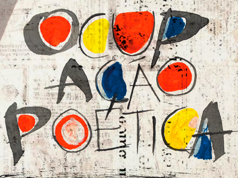 Arte gráfica com a frase “Ocupação Poética” escrita em letras desenhadas de forma livre e irregular. As palavras aparecem sobre fundo claro com textura envelhecida e marcas gráficas sutis. As letras são compostas por formas circulares e traços em preto, vermelho, amarelo e azul, criando visual vibrante e artesanal que remete à arte urbana, à poesia visual e à experimentação artística.