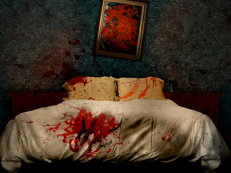 Still do filme Bora!. Um quarto escuro é dominado por uma cama de casal com lençóis brancos marcados por manchas vermelhas que lembram sangue e por marcas de mãos espalhadas sobre o tecido. Ao fundo, a parede apresenta rachaduras, respingos avermelhados e um quadro torto com uma pintura abstrata em tons de vermelho e preto. A iluminação baixa e o ambiente desordenado reforçam a atmosfera de tensão e mistério.