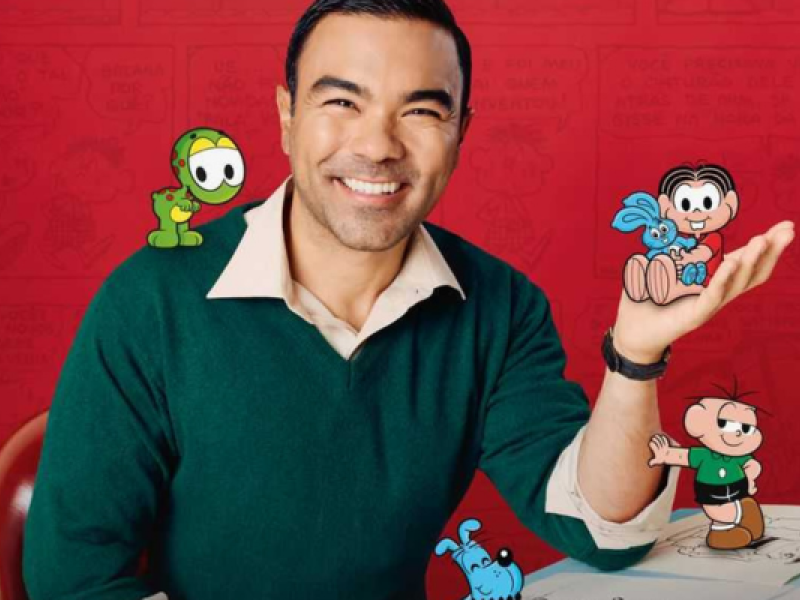 Cartaz do filme Mauricio de Sousa – O Filme. O ator Diego Laumar, caracterizado como Mauricio de Sousa, sorri para a câmera. Ele veste suéter verde e camisa bege, enquanto personagens da Turma da Mônica parecem interagir com ele: Horácio está apoiado em seu ombro, Mônica e Sansão sobre sua mão aberta, e Cebolinha ao lado de Bidu na parte inferior da imagem. Ao fundo, um painel vermelho com elementos de histórias em quadrinhos completa a composição.