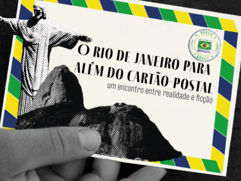 Cartão-postal de divulgação com a imagem em preto e branco do Cristo Redentor e do Pão de Açúcar. O cartão é segurado por uma mão e possui uma moldura com faixas nas cores verde, amarelo, azul e branco. Ao centro, aparecem os dizeres "O Rio de Janeiro para além do cartão-postal" e, abaixo, "um encontro entre realidade e ficção". No canto superior direito, há um selo circular com a inscrição "Welcome to Brazil".