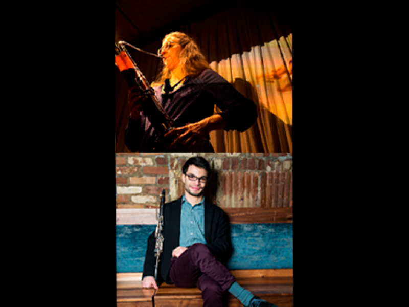 Montagem com os dois integrantes do Duo Alexim Petri. Na parte superior, uma musicista se apresenta ao microfone, tocando um instrumento de sopro, sob iluminação em tons quentes. Na parte inferior, um músico posa sentado em um banco, com um instrumento de sopro apoiado ao seu lado, diante de uma parede de tijolos.