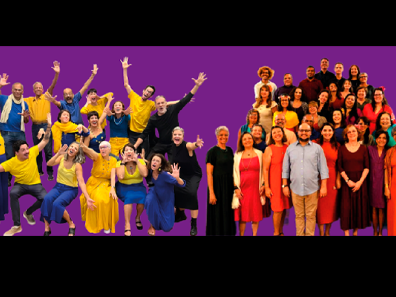Montagem com fotografias dos grupos musicais Coro Prelúdio e Grupo Vocal Corda Solta sobre fundo roxo. Os integrantes de um deles fazem poses descontraídas, com gestos amplos e expressões alegres, vestindo roupas em tons de amarelo, azul e preto. Os integrantes do outro posam lado a lado em uma formação mais tradicional, usando roupas em diferentes tons de vermelho, laranja, vinho e preto. A imagem destaca estilos distintos de apresentação, mantendo em comum o clima de integração entre os participantes.