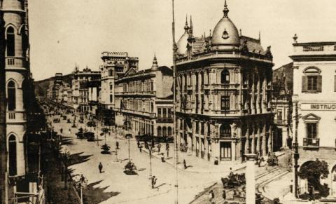 Imagem da Av Rio Branco no século passado, tons em bege. 