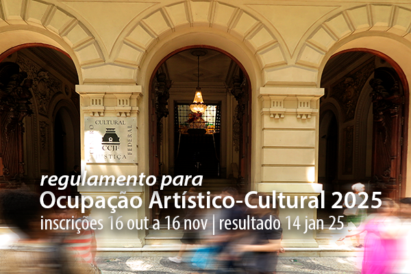 A imagem mostra a fachada de um edifício histórico com arcos altos, colunas e detalhes clássicos. No centro, uma escadaria leva a uma grande porta de madeira, com um lustre suspenso acima. Uma placa à esquerda diz: "CCJF. Centro Cultural Justiça Federal." Pessoas passam rapidamente em frente, criando um efeito de movimento, enquanto o prédio permanece estático. Texto sobre a imagem: regulamento para Ocupação Artístico-Cultural 2025, inscrições de 16 out a 16 nov; resultado em 14 jan 25.