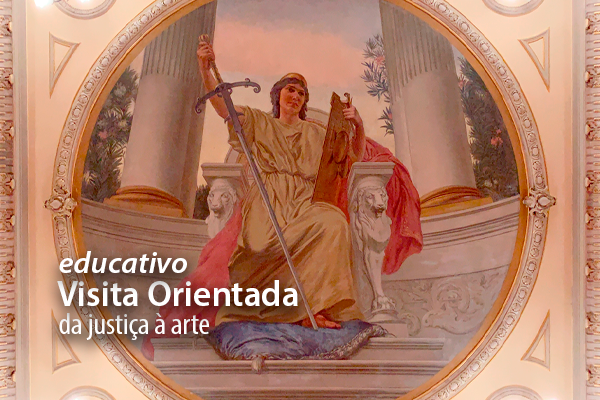 A imagem mostra uma pessoa branca em um longo vestido bege de mangas curtas, empunhando uma espada que alcança o chão e segurando um objeto de madeira. Ela tem cabelos ondulados cinza, usa um arco dourado e é envolvida por um pano rosado. Aos pés, há uma almofada azul. Está em uma escada de mármore com dois animais entalhados nas laterais e, ao fundo, duas grandes colunas brancas com detalhes dourados. A cena remete à época greco-romana. Texto: "educativo Visita Orientada da justiça à arte".