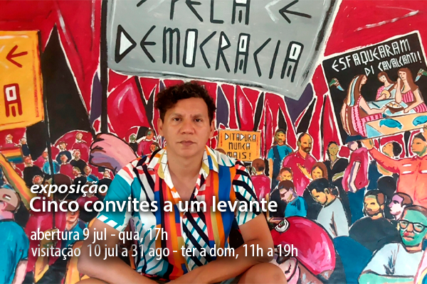 Imagem do artista visual Alex Frechette sentado em frente a um mural vibrante que retrata uma cena de protesto, com cartazes e pessoas reunidas em manifestação. Ele veste uma camisa colorida com listras verticais e tem expressão séria. No fundo, lê-se frases como "Pela Democracia", "Ditadura Nunca Mais!" e "Esfacelaram o Evalantim!". Em primeiro plano, aparece o anúncio: Exposição | Cinco convites a um levante | Abertura: 9 jul – qua, 17h | Visitação: 10 jul a 31 ago – terça a domingo, das 11h às 19h.