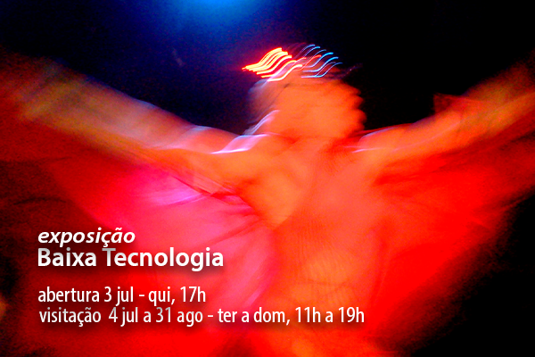 A imagem é um cartaz da exposição "Baixa Tecnologia". O fundo apresenta uma figura humana em movimento borrado, com tons vibrantes de vermelho, sugerindo expressão artística e energia. As informações principais são: abertura: 3 de julho (quinta-feira), às 17h | visitação: de 4 de julho a 31 de agosto | horário: de terça a domingo, das 11h às 19h. O cartaz transmite uma atmosfera experimental e sensorial, possivelmente ligada à arte contemporânea ou performática.