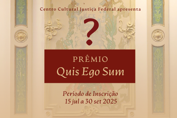 Cartaz do “Prêmio Quis Ego Sum”, com fundo claro e elementos ornamentais da Sala de Sessões do Centro Cultural Justiça Federal. Ao centro, um ponto de interrogação e um retângulo vermelho cobrem parcialmente uma pintura de parede que retratava uma figura histórica, agora apagada. No topo, lê-se “Centro Cultural Justiça Federal apresenta”. Abaixo, em destaque: “PRÊMIO Quis Ego Sum” e o período de inscrição: “15 jul a 30 set 2025”.
