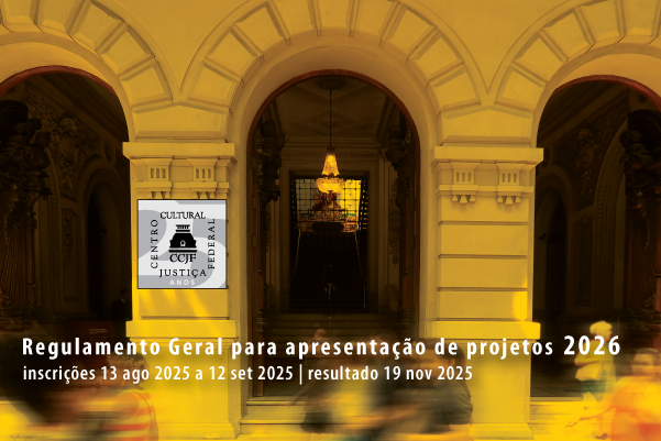 A imagem mostra a fachada de um edifício histórico com arcos altos, colunas e detalhes clássicos. No centro, uma escadaria leva a uma grande porta de madeira, com um lustre suspenso acima. Uma placa à esquerda diz: "CCJF. Centro Cultural Justiça Federal." Texto sobre a imagem: Regulamento Geral para apresentação de projetos 2026. inscrições 13 ago 2025 a 12 set 2025 | resultado 19 nov 2025