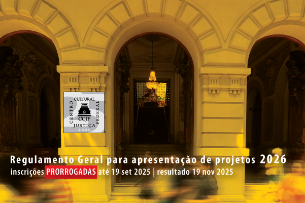 A imagem mostra a fachada de um edifício histórico com arcos altos, colunas e detalhes clássicos. No centro, uma escadaria leva a uma grande porta de madeira, com um lustre suspenso acima. Uma placa à esquerda diz: "CCJF. Centro Cultural Justiça Federal." Texto sobre a imagem: Regulamento Geral para apresentação de projetos 2026. inscrições PRORROGADAS até 19 set 2025 | resultado 19 nov 2025