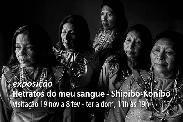A imagem em preto e branco divulga a exposição “Retratos do meu sangue – Shipibo-Konibò”. Ela mostra cinco mulheres indígenas, usando colares e vestimentas tradicionais, olhando em diferentes direções. O texto informa: “exposição Retratos do meu sangue – Shipibo-Konibò, visitação 19 nov a 8 fev – ter a dom, 11h às 19h”.