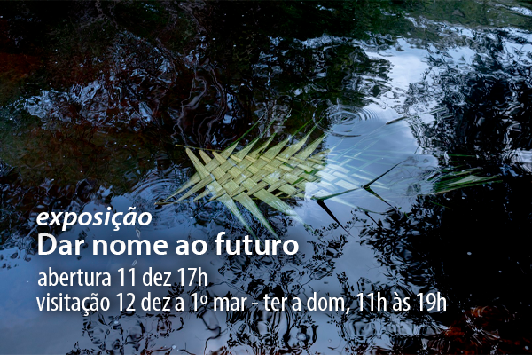 Fotografia da artista Nathalie Ventura, que integra a exposição “Dar nome ao futuro”. A imagem mostra uma folha trançada flutuando sobre a superfície de um rio, refletindo o céu e a vegetação ao redor. O texto informa: “Abertura 11 dez, 17h. Visitação de 12 dez a 1º mar – terça a domingo, das 11h às 19h”. A obra transmite serenidade e conexão com a natureza.