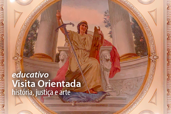 A imagem mostra uma pessoa branca em um longo vestido bege de mangas curtas, empunhando uma espada que alcança o chão e segurando um objeto de madeira. Ela tem cabelos ondulados cinza, usa um arco dourado e é envolvida por um pano rosado. Aos pés, há uma almofada azul. Está em uma escada de mármore com dois animais entalhados nas laterais e, ao fundo, duas grandes colunas brancas com detalhes dourados. A cena remete à época greco-romana. Texto: "educativo Visita Orientada. História, Justiça e Arte".