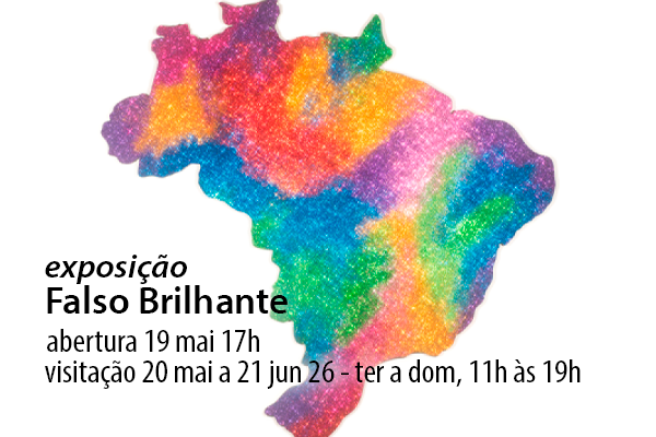 Ilustração do mapa do Brasil preenchido por cores vibrantes em degradê, como rosa, azul, verde, amarelo, laranja e roxo. A superfície tem textura brilhante, semelhante a glitter ou purpurina, criando efeito luminoso e festivo. O fundo é cinza-claro e liso, destacando o contorno colorido do país no centro da imagem. Título: exposição Falso Brilhante. abertura 19 mai 17h | visitação  20 mai a 21 jun 26 - ter a dom, 11h às 19h