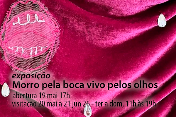 Imagem com fundo de tecido vermelho-escuro acetinado, formando dobras onduladas que lembram uma cortina de teatro. No centro superior há um pequeno ornamento oval em tom rosado, com detalhes delicados em branco. Ao redor dele, pequenas formas brilhantes semelhantes a gotas ou cristais estão distribuídas sobre o tecido, criando efeito decorativo e elegante. Título: exposição Morro pela boca vivo pelos olhos. abertura 19 mai 17h | visitação  20 mai a 21 jun 26 - ter a dom, 11h a 19h