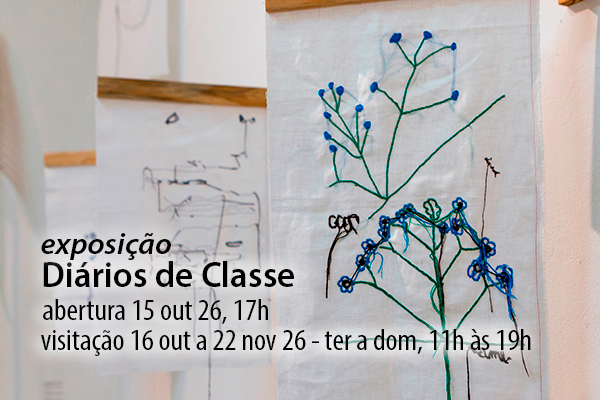 Imagem de referência da exposição Diários de Classe. Em primeiro plano, um tecido branco suspenso traz desenhos bordados de plantas, com hastes verdes e pequenas flores azuis, acompanhados de alguns traços e palavras. Ao fundo, outros tecidos pendurados exibem desenhos e anotações em linhas azuis e pretas. Texto acima da arte: exposição Diários de Classe. abertura 15 out 26, 17h. visitação 16 out a 22 nov 26 - ter a dom, 11h às 19h