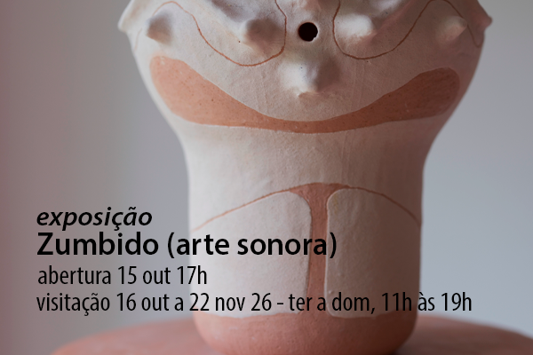 Arte de divulgação da exposição Zumbido (arte sonora). Ao fundo, detalhe de um objeto escultórico em tons claros e rosados, com formas orgânicas, linhas sinuosas e um pequeno orifício circular, cuja aparência lembra uma colmeia. À esquerda, lê-se: “exposição Zumbido (arte sonora)”, “abertura 15 out 17h” e “visitação 16 out a 22 nov 26 - ter a dom, 11h às 19h”.